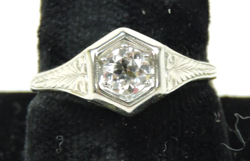 Lady's 18kt wg diamond solitaire ring,: 2.9g, size 6 1/4