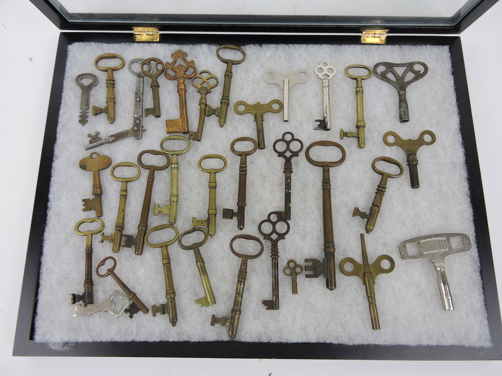 Lot of 32 old brass and metal keys - (1 of 1)