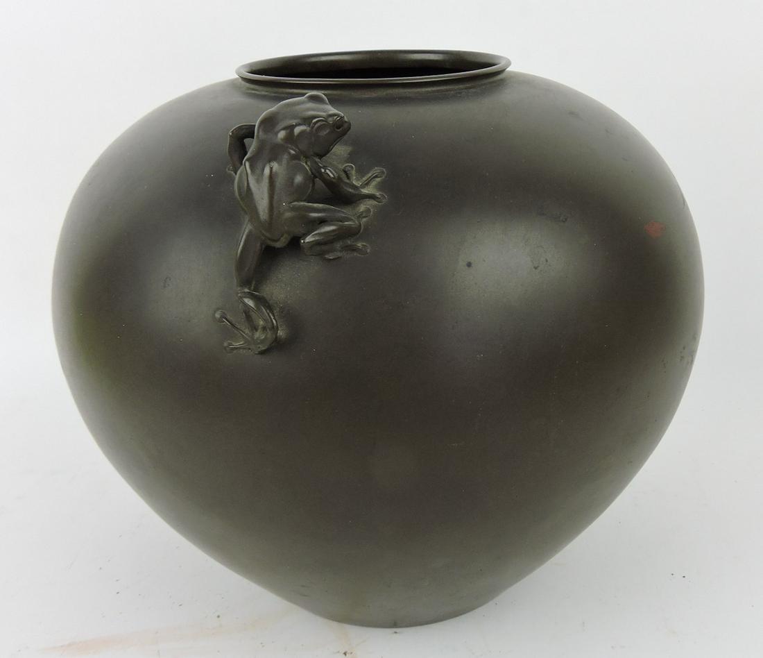Fine bronze bulbous vase with frog, (1 of 3)