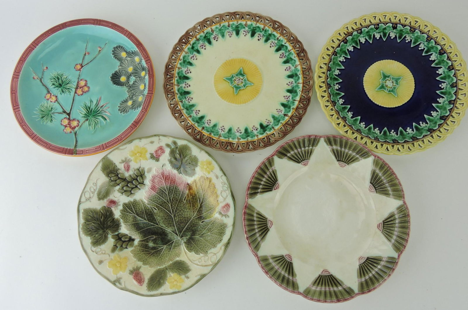 Wedgwood majolica lot of 5 plates,: various condition