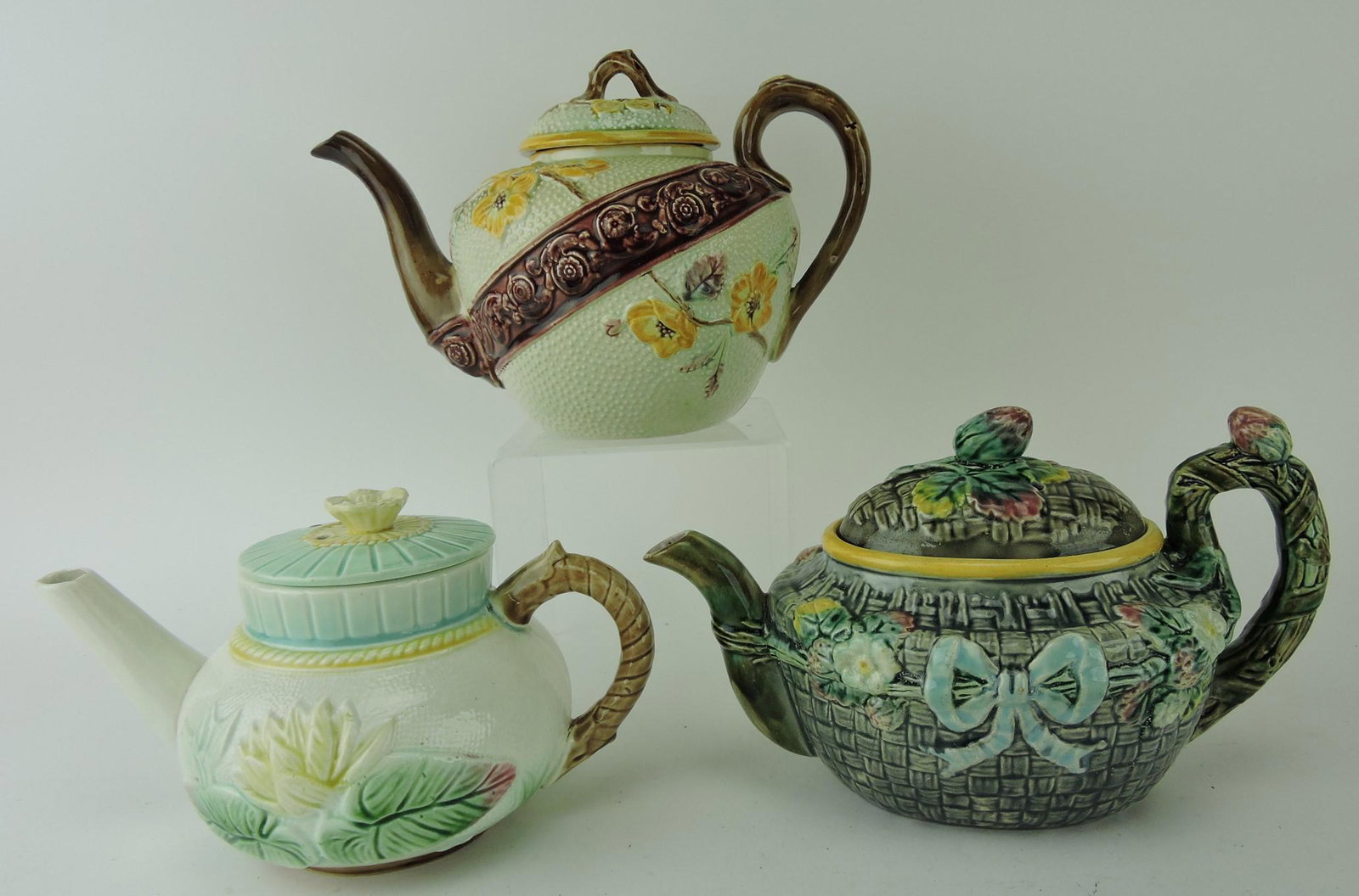 Majolica lot of 3 teapots, various: condition