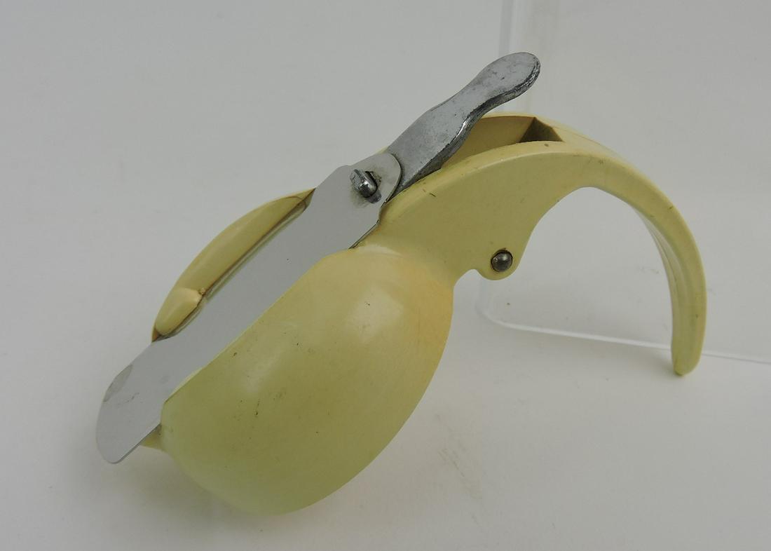 Fiesta syrup pitcher lid only, ivory (1 of 1)