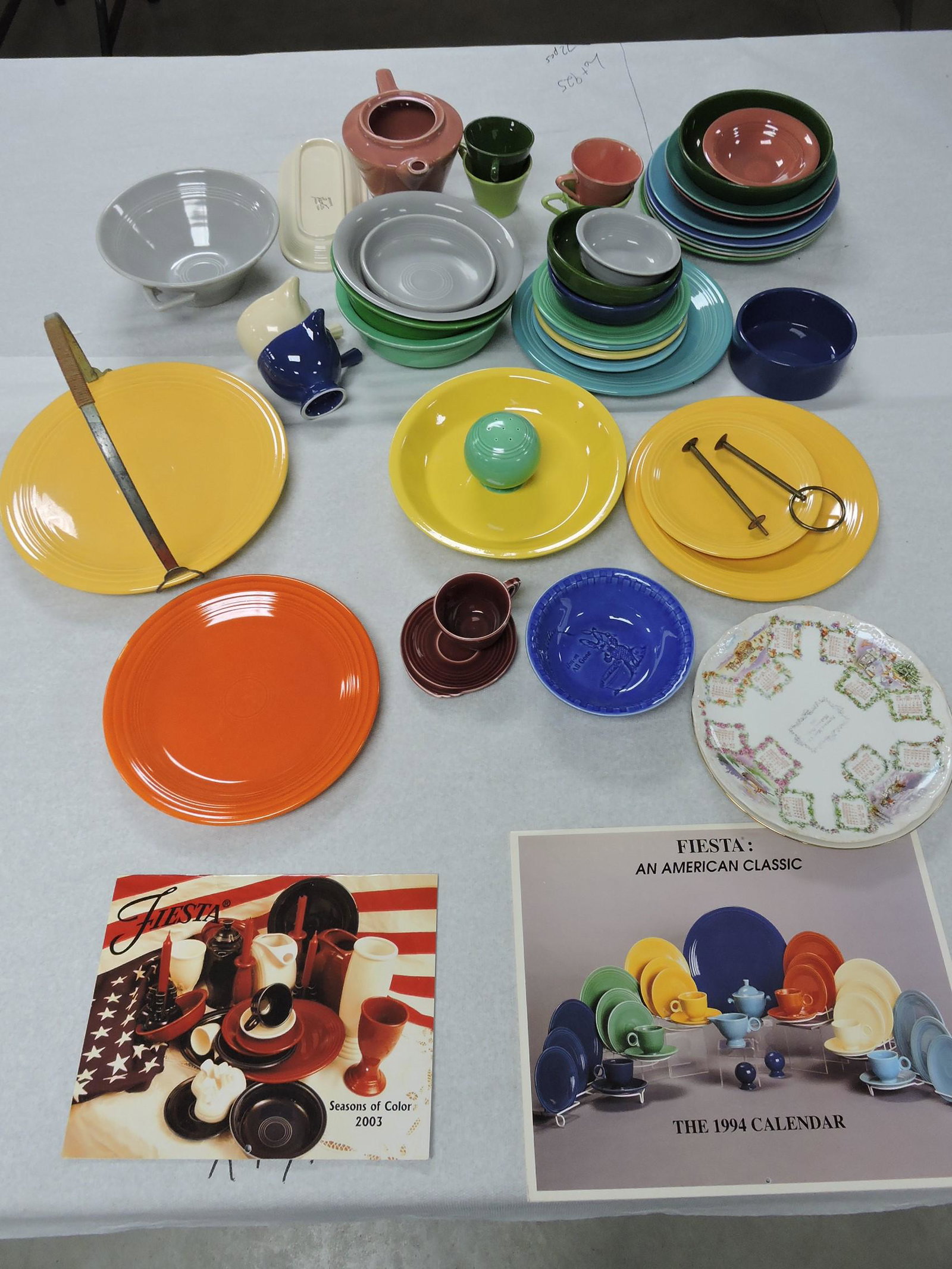 Fiesta Harlequin lot of 42 assorted: pieces and other items