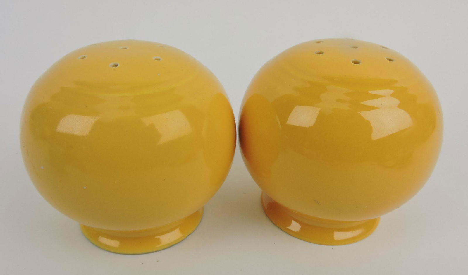 Fiesta Kitchen Kraft pair of range shakers, (1 of 1)