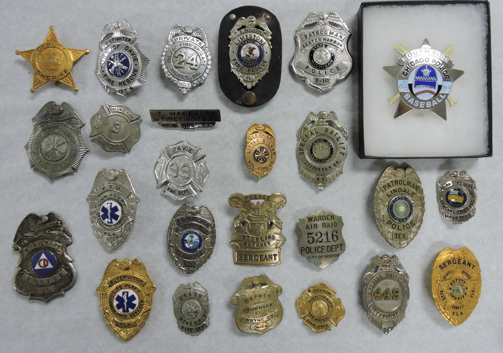 Lot of 25 police and fire badges:: Chicago Southside Baseball, Dade Co. FL, Pittsburgh, Lindale TX, South Bend IN, Benton Harbor MI, Warden Air Raid Police Dept. Boston, Detroit, Wayne Co. MI, Indianapolis, and others