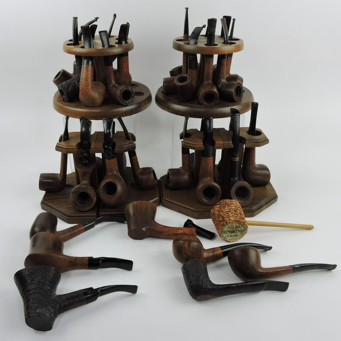 Lot of 2 pipe stands, 2 pair of bookend: pipe stands, and 36 smoking pipes - Savinelli, Fiammata, Dunhill, Ben Wade, Oscar, and others