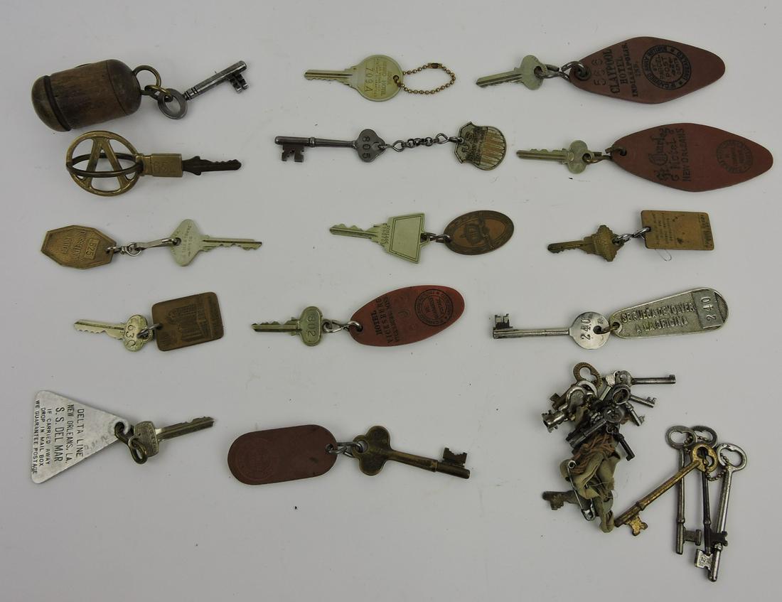 Lot of old hotel keys and keychains -: Albergo Vesuvio Napoli, Hotel Lureley, Dusseldorf Hilton, Hotel Roosevelt, Hollywood, MGM Grand Hotel, Plaza Hotel Buenos Aires, Palmer House, and more