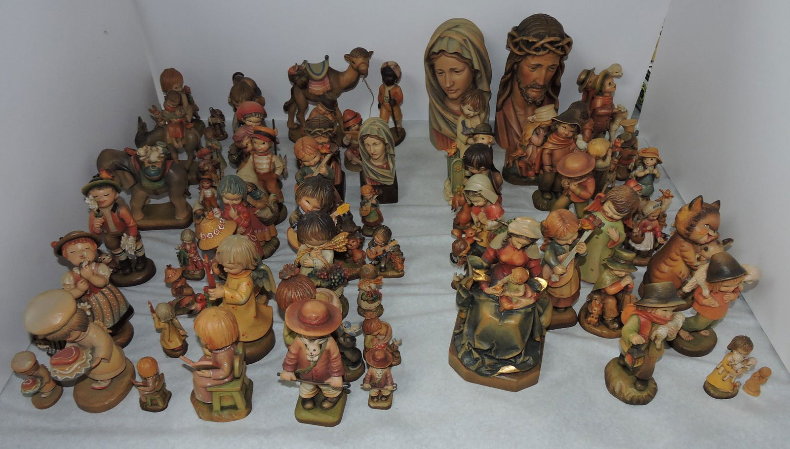 Anri lot of 74 wooden figures, made in Italy (1 of 3)