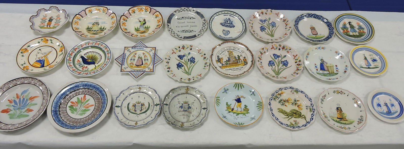 Quimper lot of 24 plates, various (1 of 3)