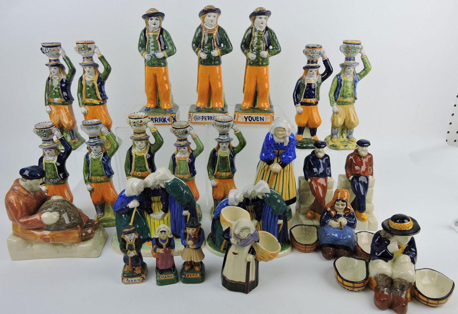 Quimper lot of 24 figures, various (1 of 1)