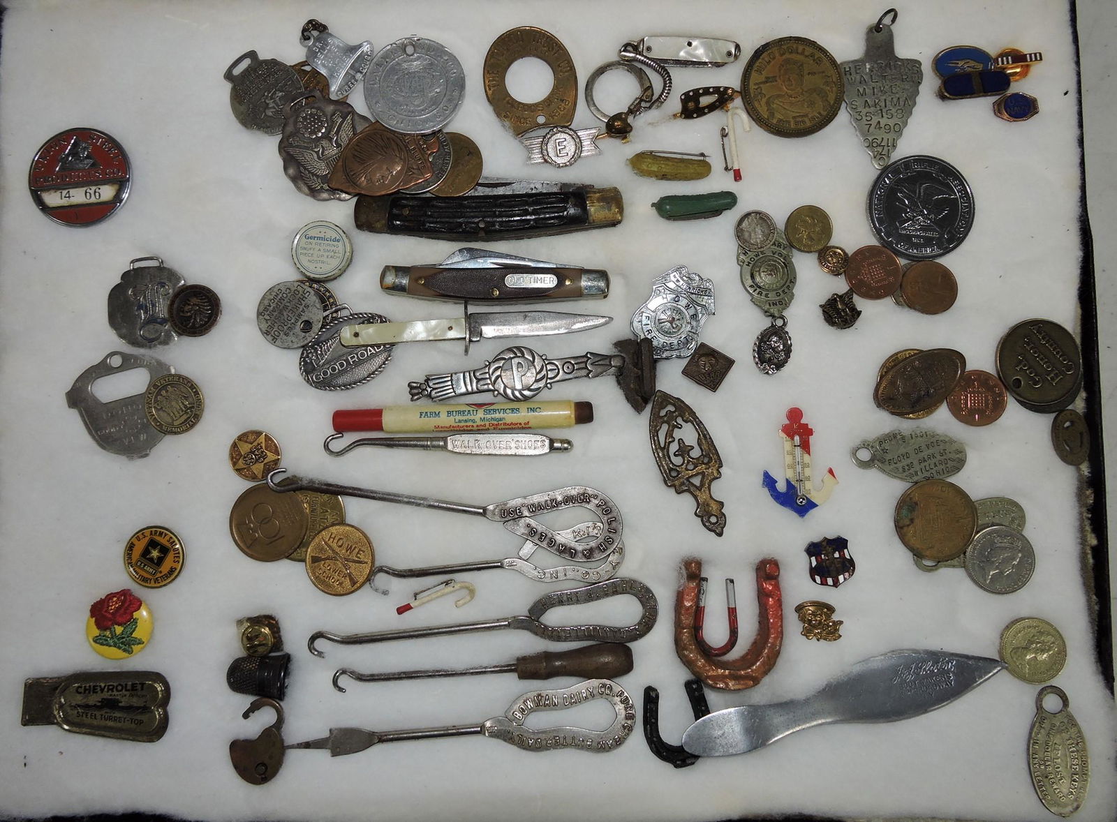 Tray of button hooks, medals, tokens, (1 of 1)