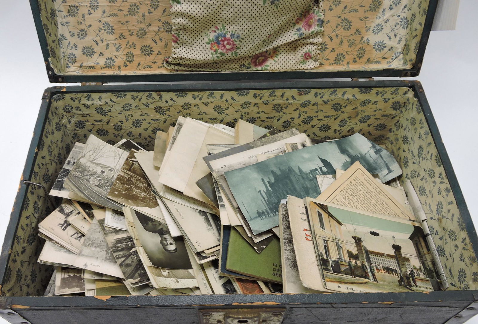 Trunk with 500 +/- postcards (1 of 2)