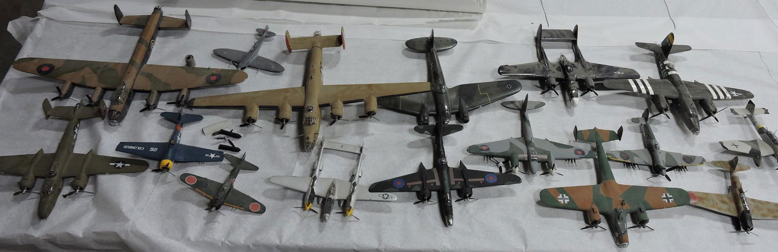 Lot of 16 WWII model airplanes (1 of 4)