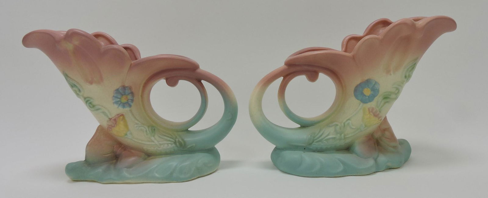 Hull Pottery Bowknot pair of cornucopia (1 of 1)