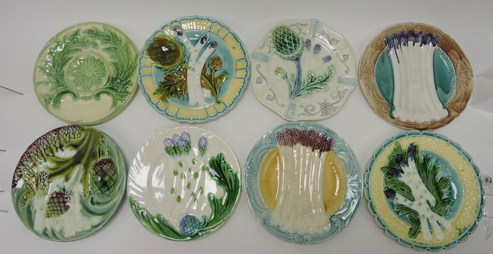 Majolica lot of 8 asparagus and artichoke: plates