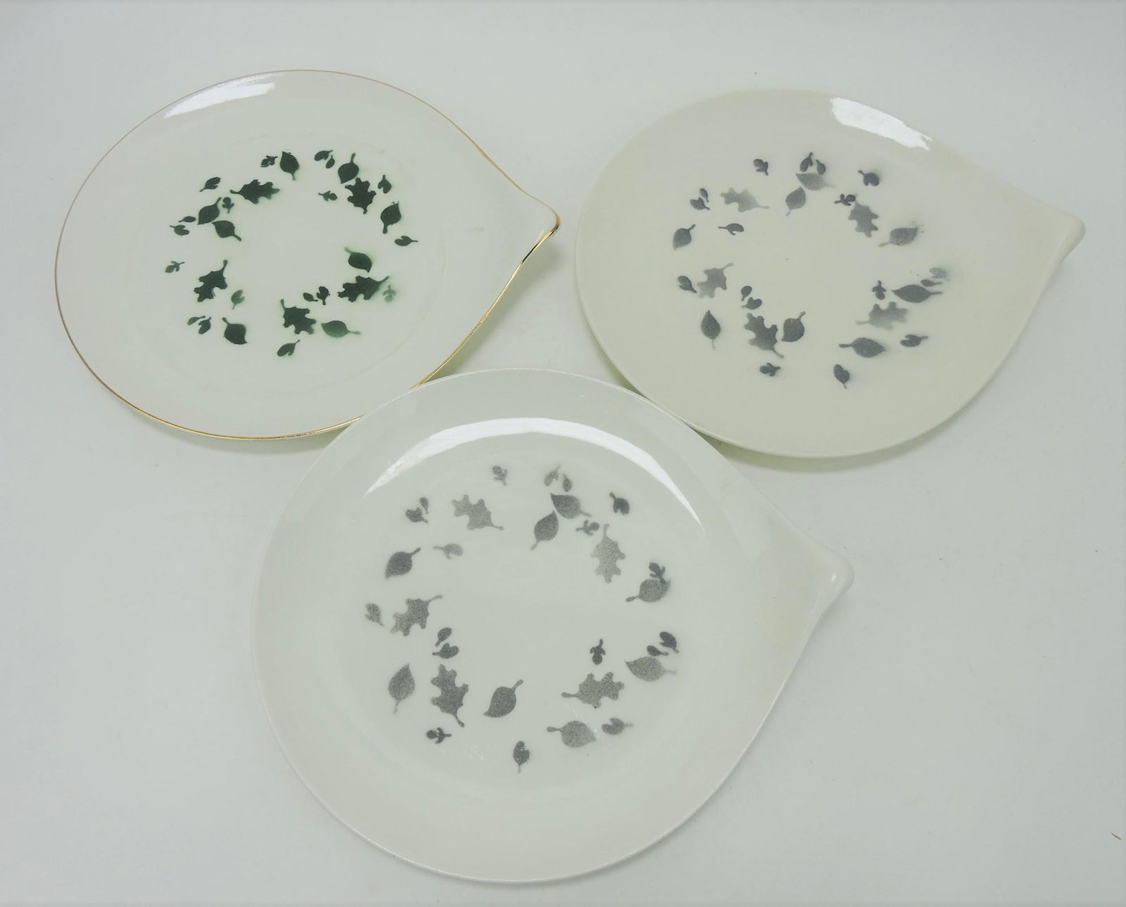 Hall China MCM Eva Zeisel Hallcraft: lot of 3 century shop sample dinner plates.