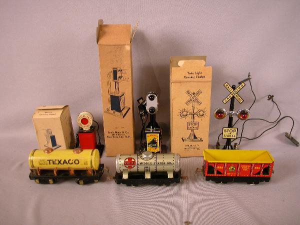 Louis Marx #406 electric crossing signal, #405A aut: Louis Marx #406 electric crossing signal, #405A automatic block signal,#423 twin light crossing flasher and 3 train cars