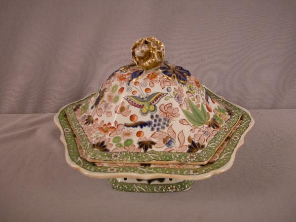 Mason's Ironstone covered tureen with Imari type : Mason's Ironstone covered tureen with Imari type motif