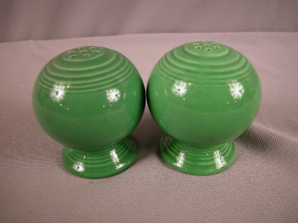Fiesta medium green pair of salt and pepper shake: Fiesta medium green pair of salt and pepper shakers