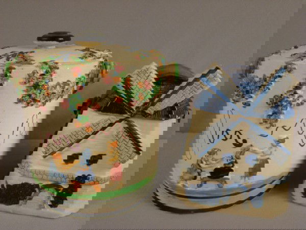 Pair of old Japan cookie jars, nicks: Pair of old Japan cookie jars, nicks