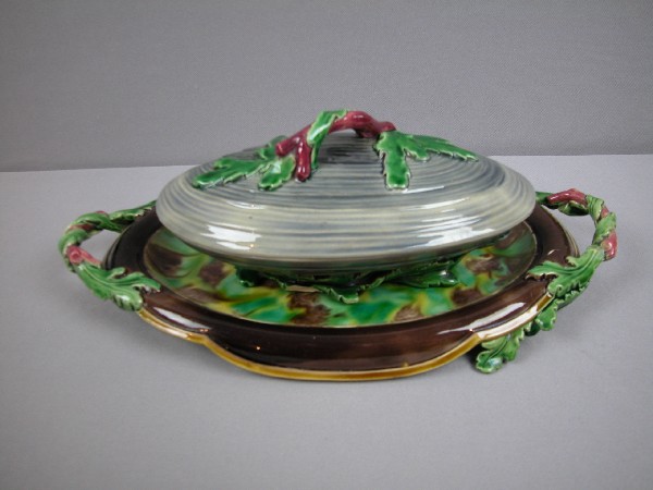 Majolica covered clam tureen with tray, chips to : Majolica covered clam tureen with tray, chips to tray and base of tureen, unusual form, attributed to Minton