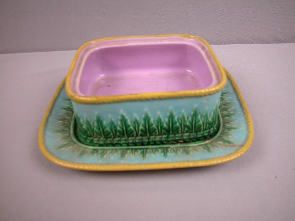 GEORGE JONES turquoise pointed leaves sardine b: GEORGE JONES turquoise pointed leaves sardine box without lid and tray, repair to tray, chip to box