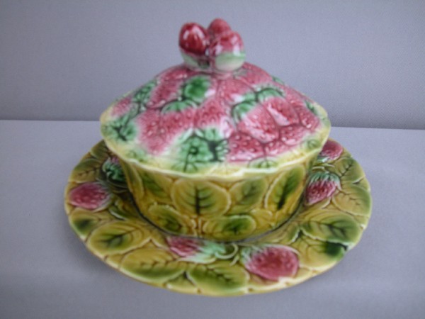 Sarreguemines strawberry covered butter tub, 8": Sarreguemines strawberry covered butter tub, 8"d