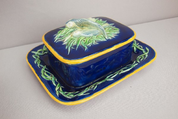 MINTON cobalt majolica sardine box with three f: MINTON cobalt majolica sardine box with three fish on bed of seaweed on cover, shape no. 1383, good color