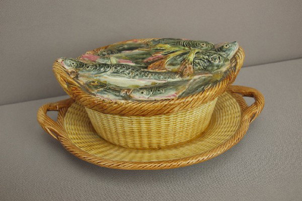GEORGE JONES rare form sardine box in the form : GEORGE JONES rare form sardine box in the form of a basket with lid full of fish, repair to lid, 8"l