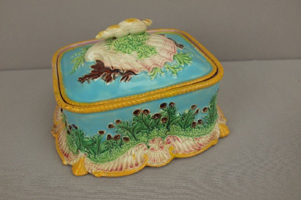 GEORGE JONES sardine box with shells on cover and: GEORGE JONES sardine box with shells on cover and turquoise ground, nice color and detail, professional hairline repair to base