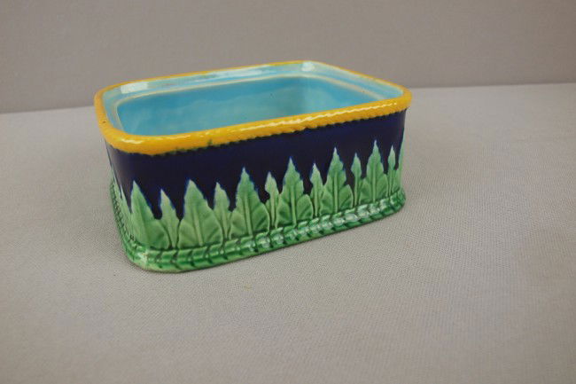GEORGE JONES cobalt majolica pointed leaves sardin: GEORGE JONES cobalt majolica pointed leaves sardine box base, hairline