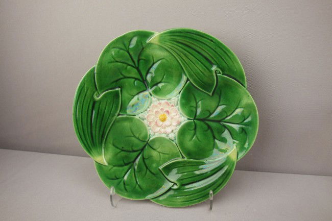GEORGE JONES pond lily plate, 9", minor rim nick: GEORGE JONES pond lily plate, 9", minor rim nick