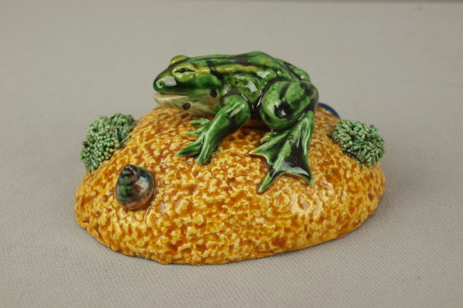 GEOFFREY LUFF contemporary majolica frog on yello: GEOFFREY LUFF contemporary majolica frog on yellow ground paperweight, great detail, 4"l