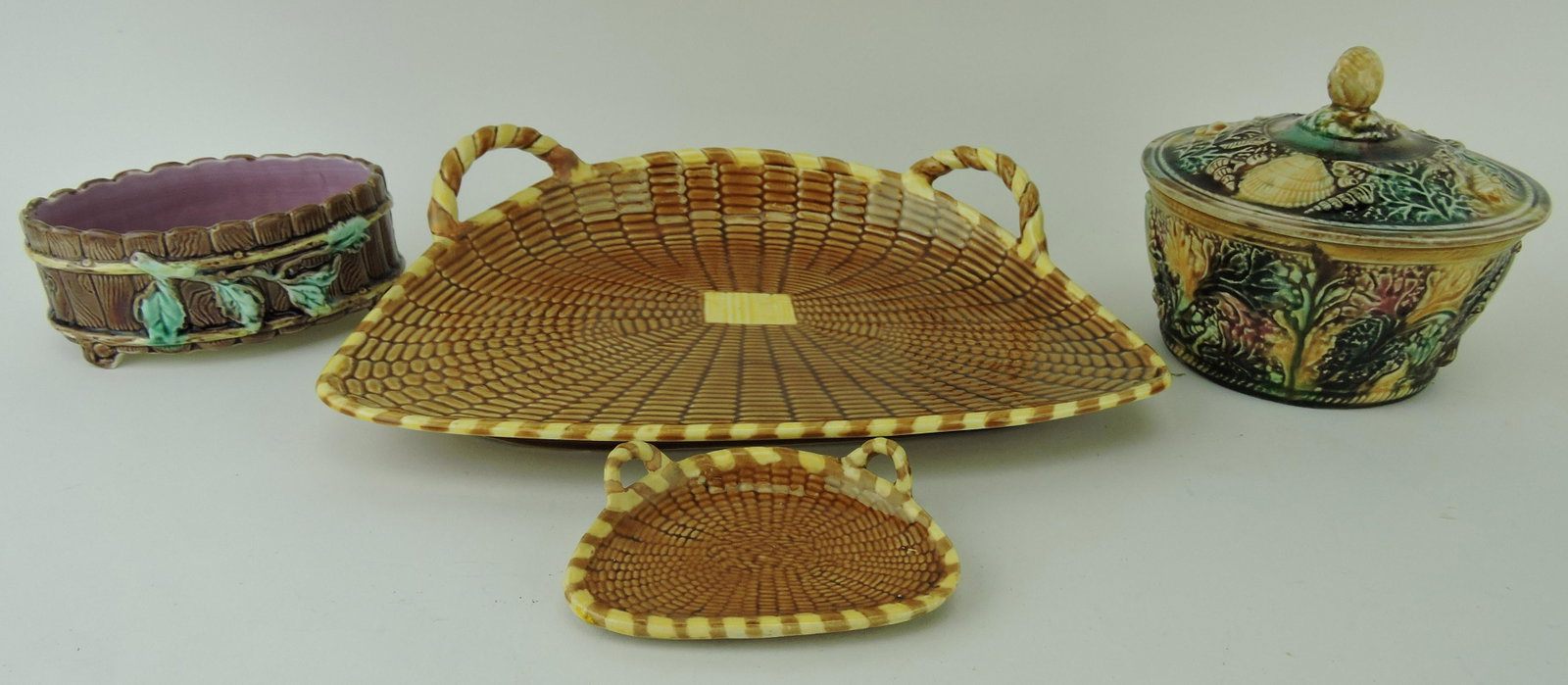 Majolica lot of 4 pieces: picket fence and: floral tub, Sarreguemines wicker trays and shells covered jar; various condition