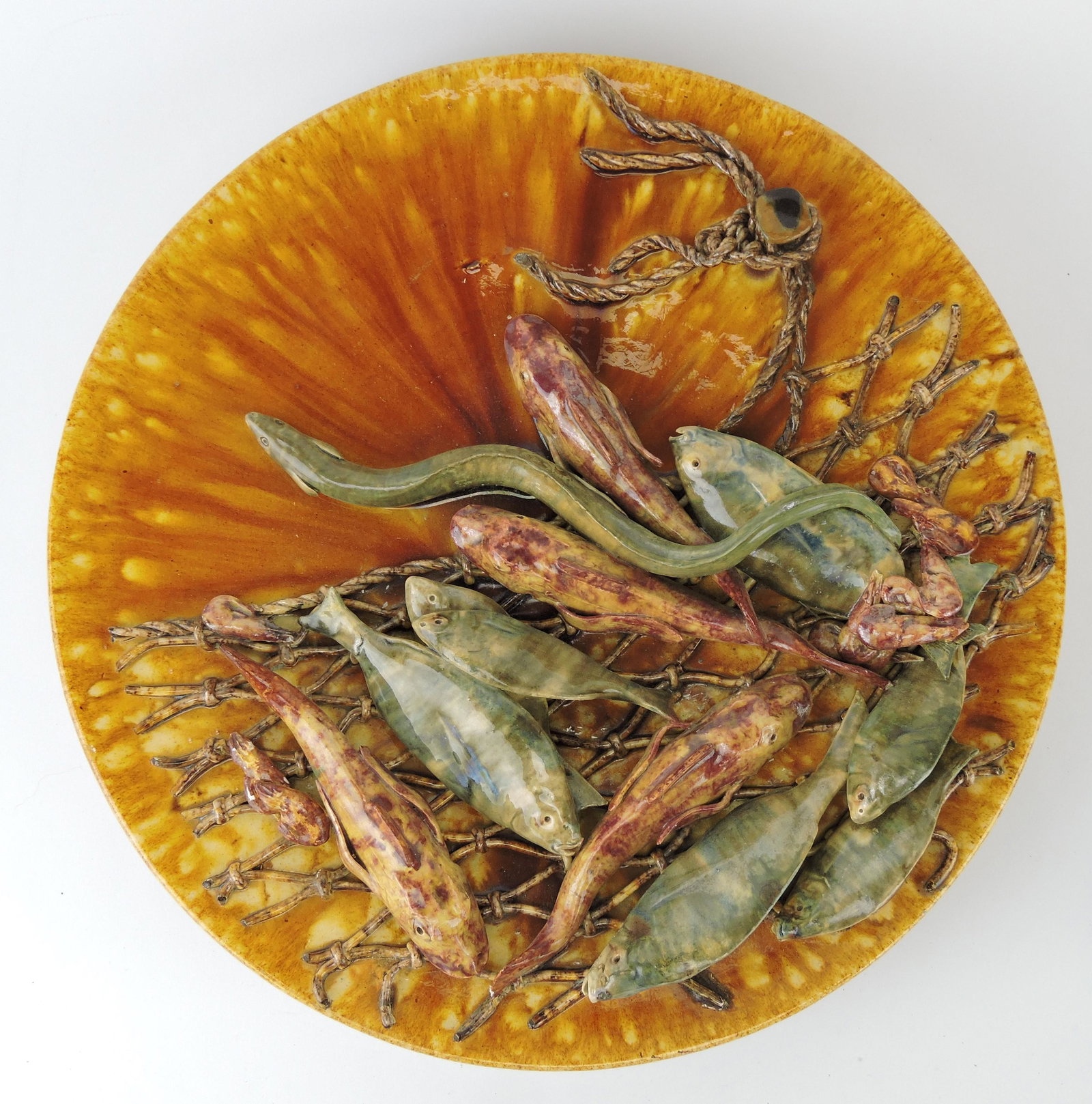 Monumental Mafra Portugal Palissy: round plaque with fish and fish net, 16 3/4"d