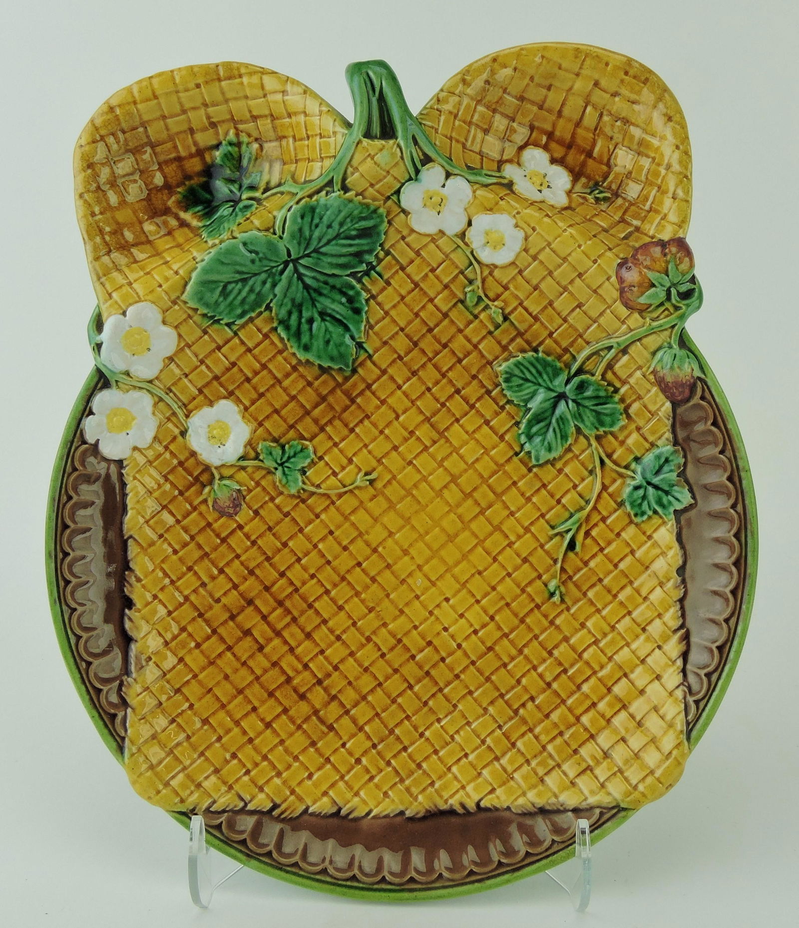 Minton majolica wicker strawberry (1 of 1)