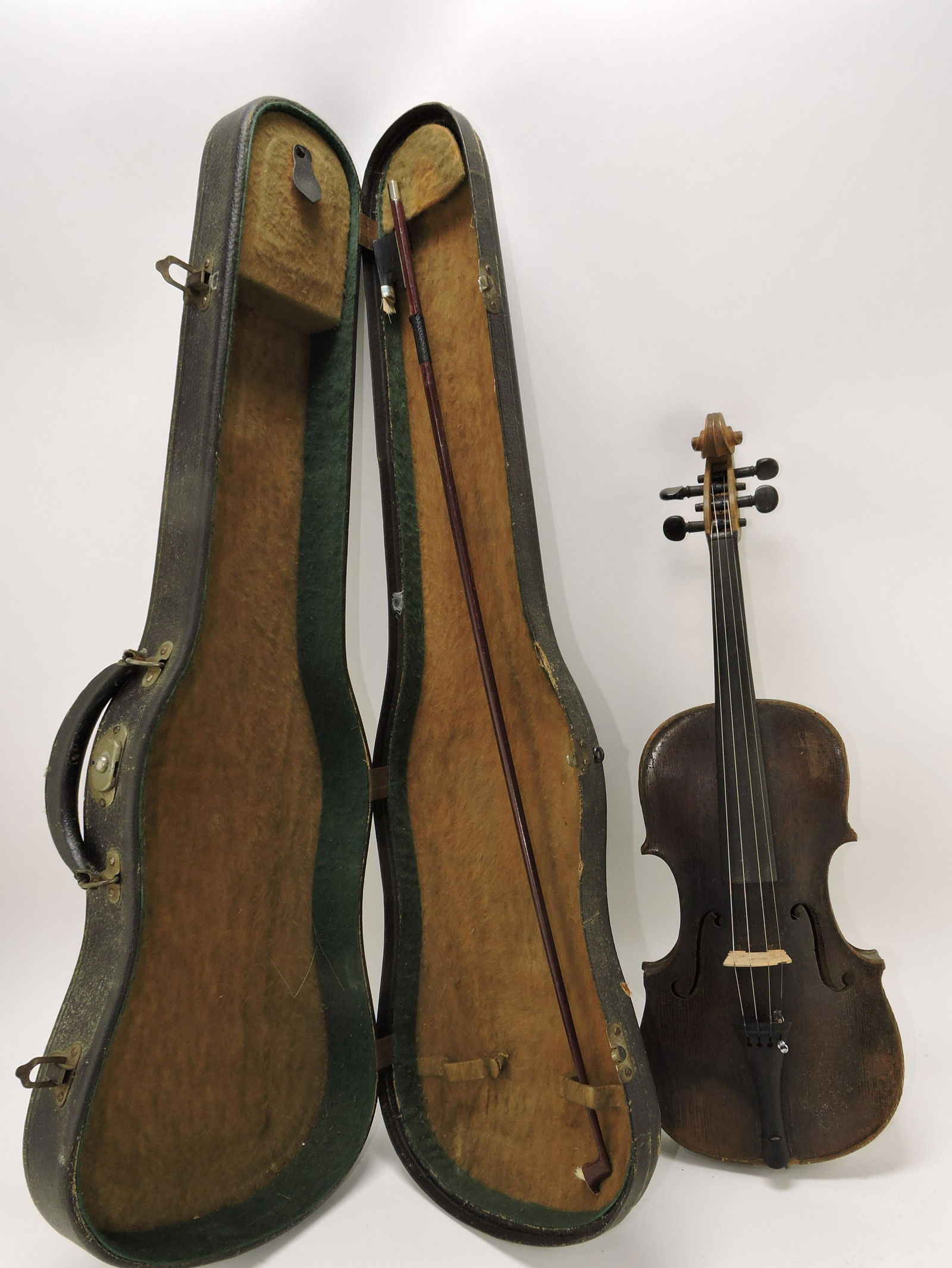 Violin with hardshell case and bow (1 of 1)