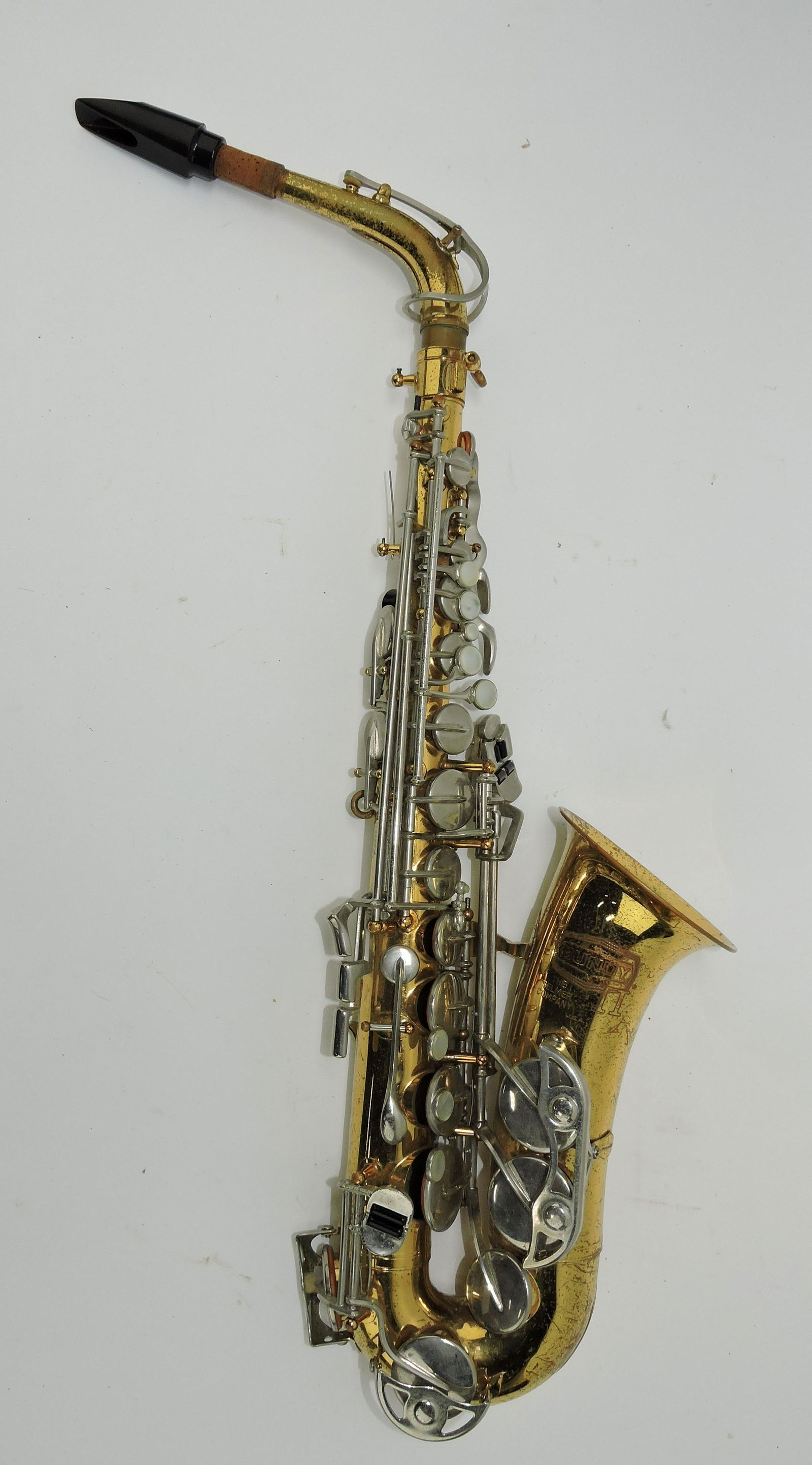 Bundy saxophone with hardshell (1 of 1)