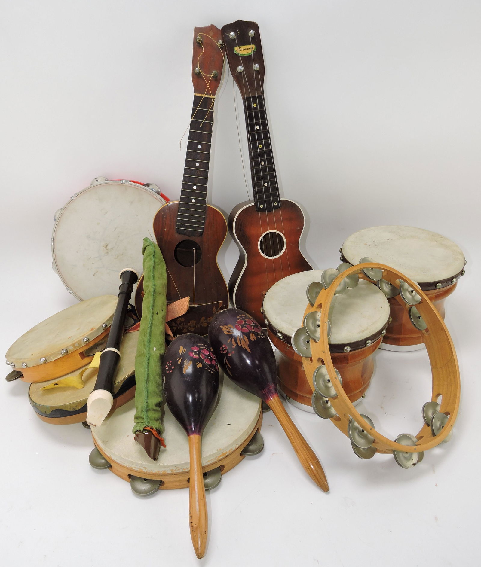 Lot of music instruments: ukulele, (1 of 1)