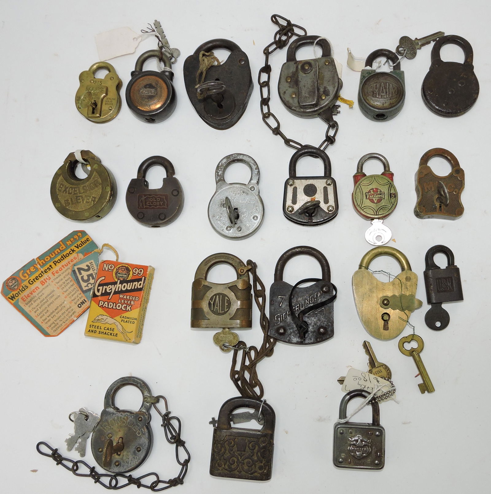 Lot of 20 padlocks, most with keys: (1 of 1)