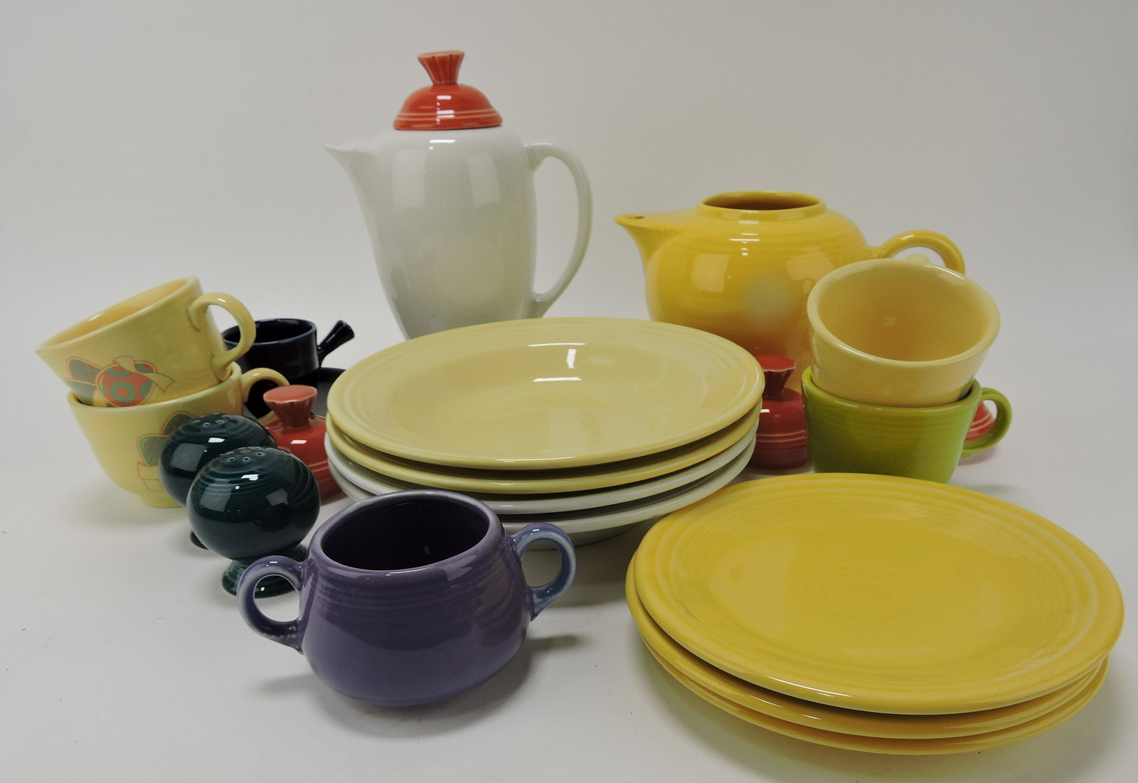Fiesta Post 86 lot of 22 assorted pieces: .