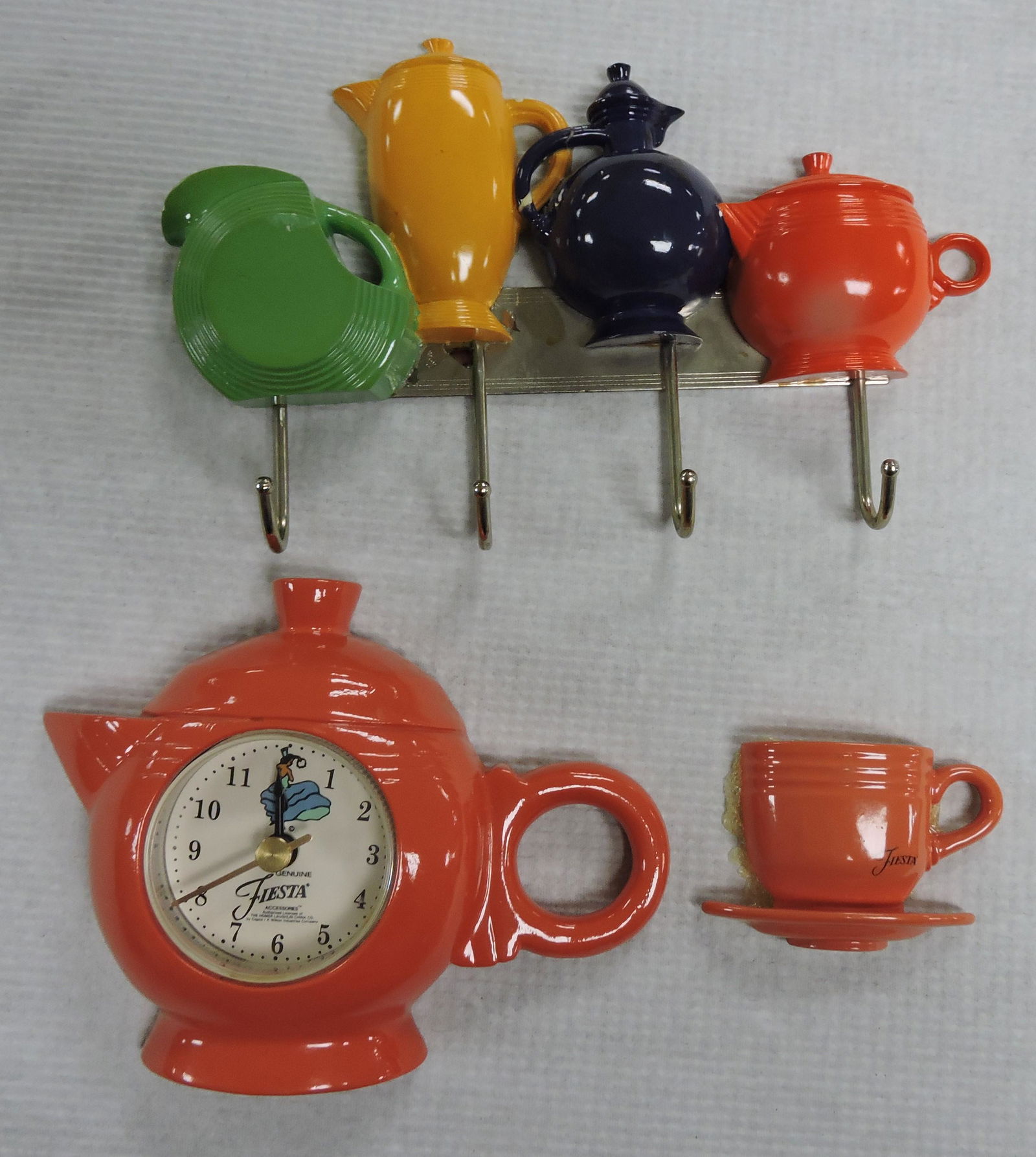 Fiesta Post 86 teapot clock, utensil (1 of 1)