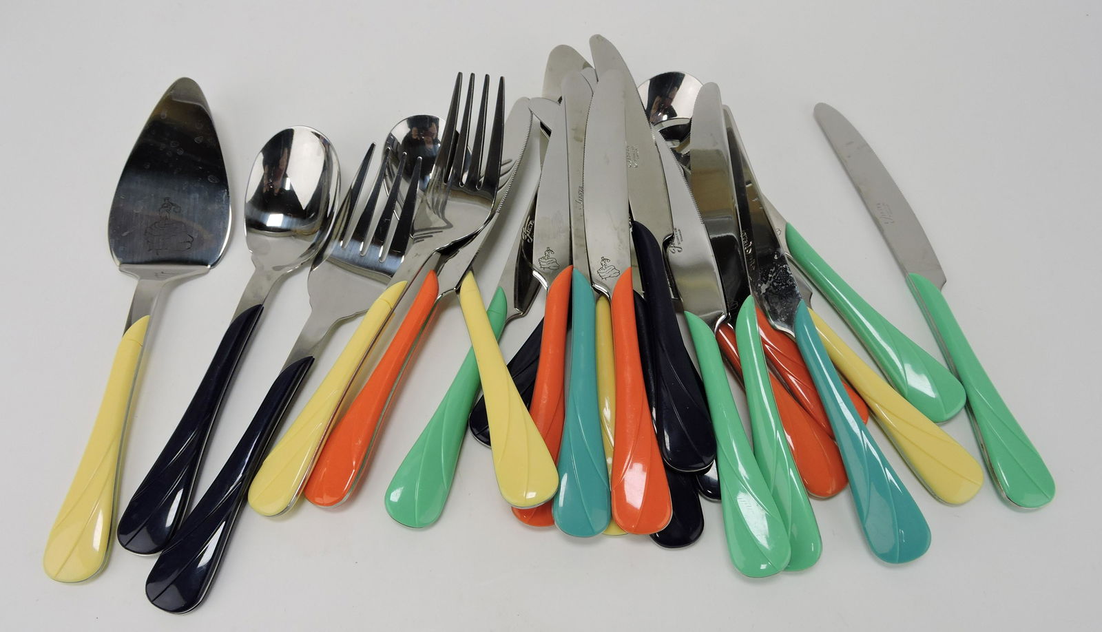 Fiesta Post 86 go along lot of flatware (1 of 1)