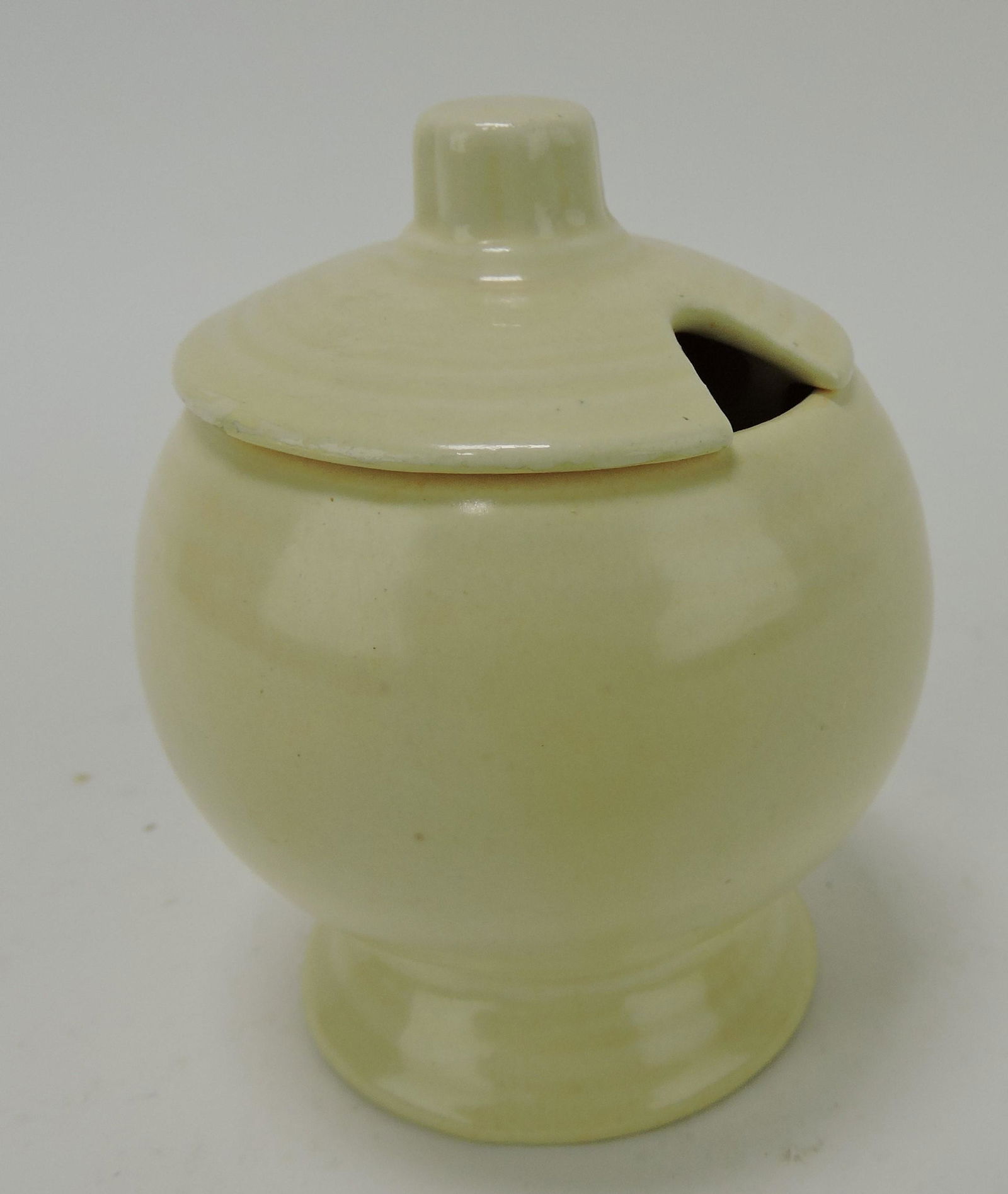 Fiesta mustard, ivory, rim repair to lid (1 of 1)