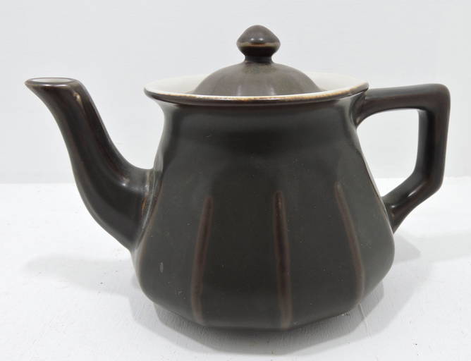 Hall China Bellevue teapot (1037) on Jun 23, 2022 Strawser Auction