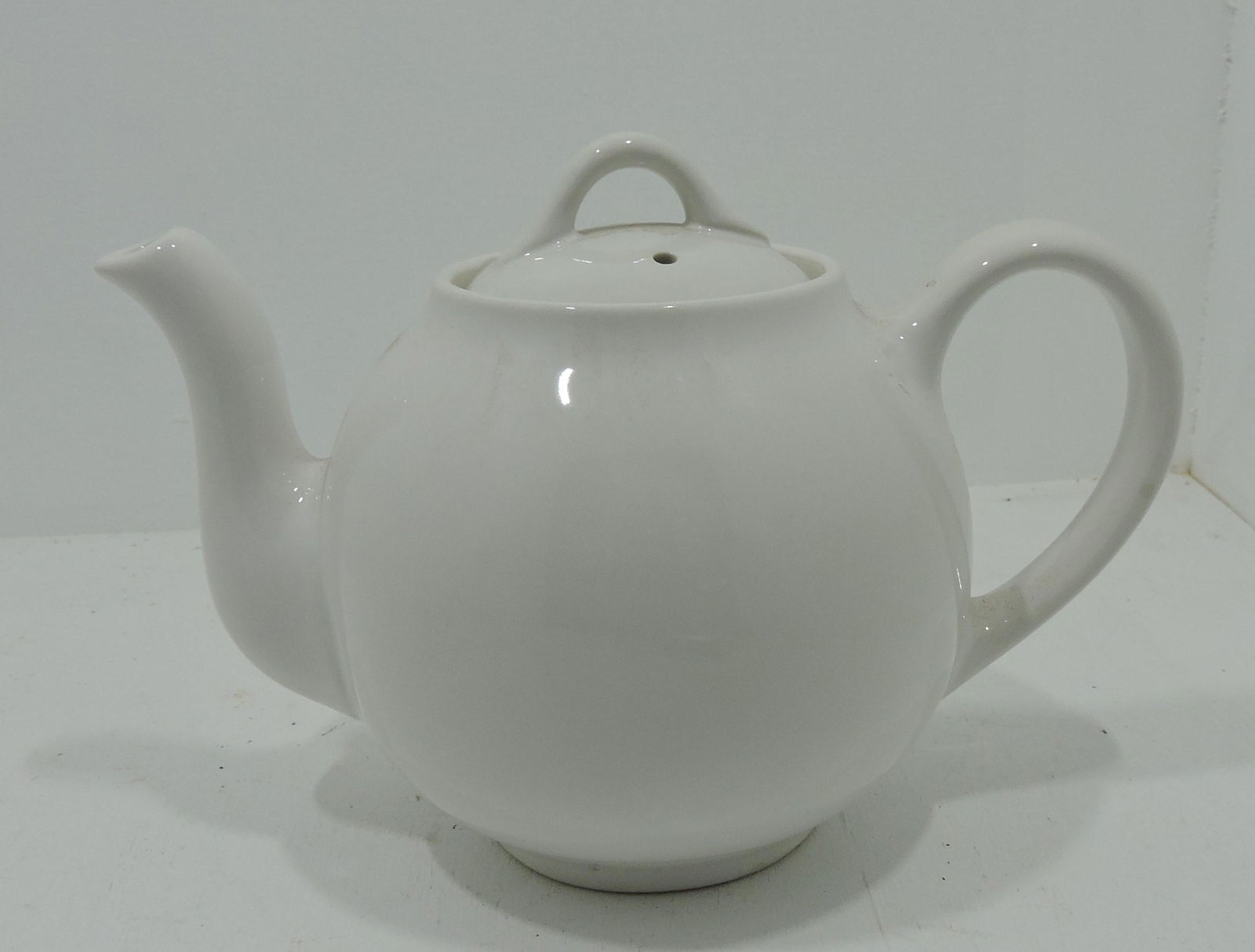 Hall China French teapot (1039) on Jun 23, 2022 Strawser Auction