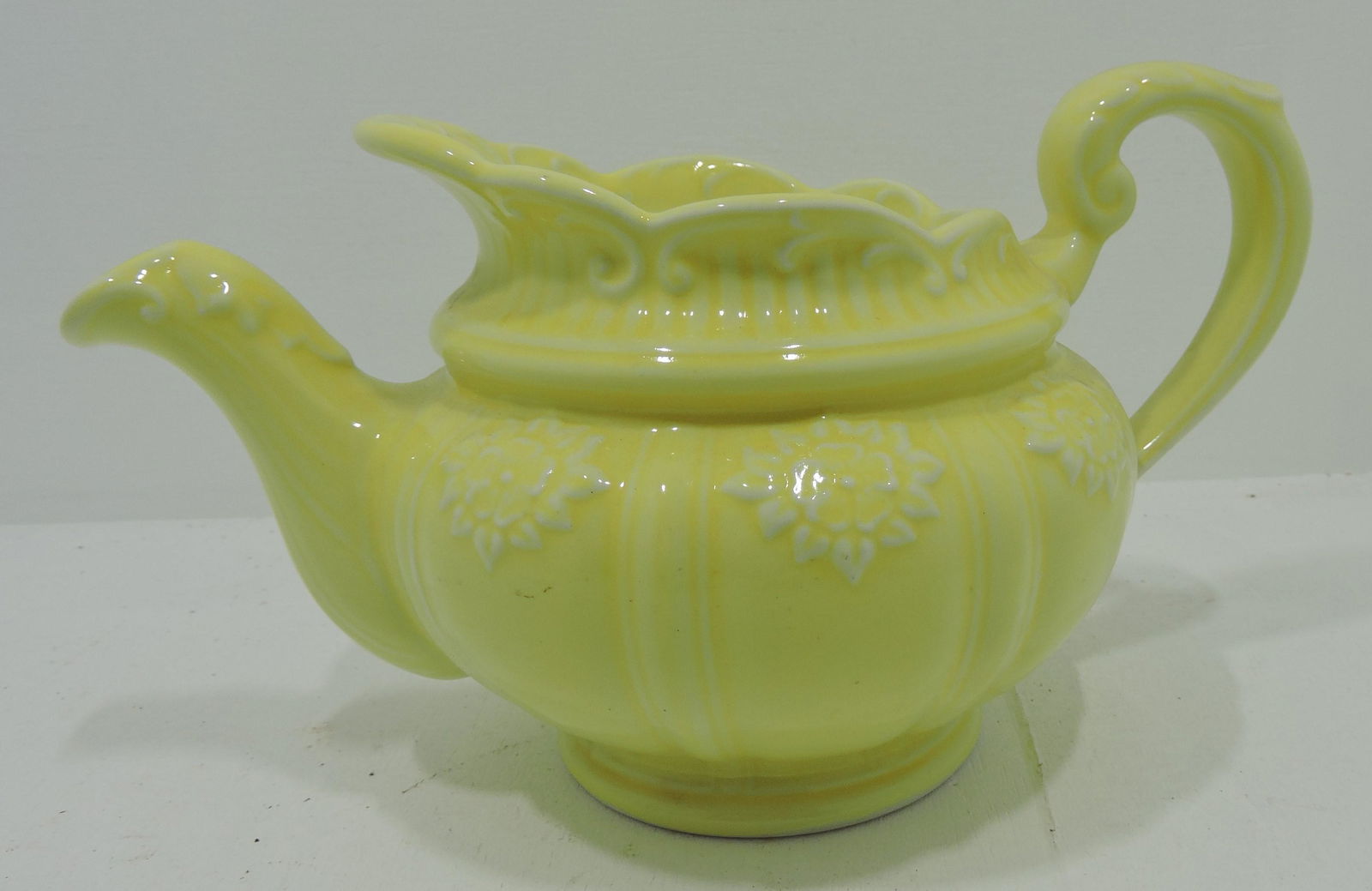 Hall China Windcrest teapot base (1 of 1)