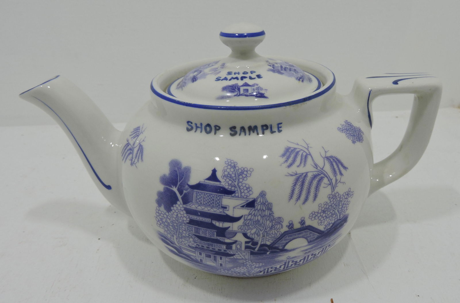 Hall China Blue Willow 'shop sample' (1 of 2)