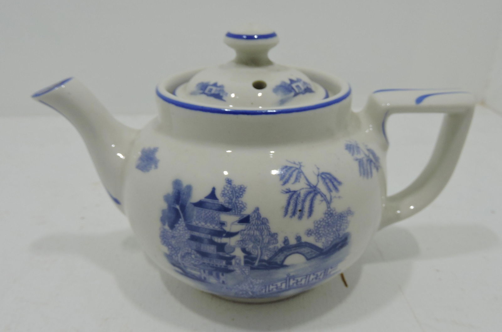 Hall China Blue Willow teapot, sample (1 of 2)