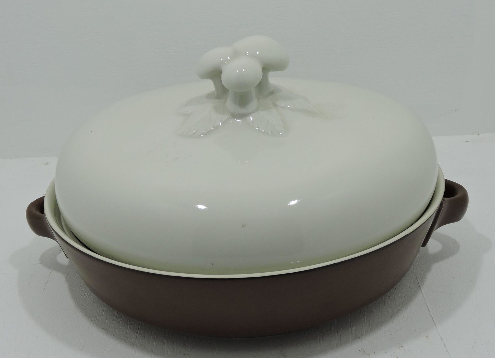 Hall China flare ware casserole with (1 of 1)